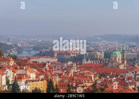 Blick auf die Prager Altstadt mit vielen roten Dächern und Kirchen Stockfoto