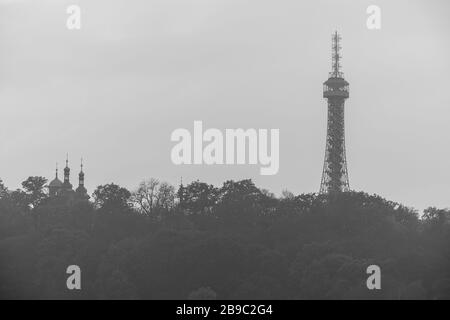 Aussichtsturm auf dem Petrin-Hügel im Herbst in Prag Stockfoto