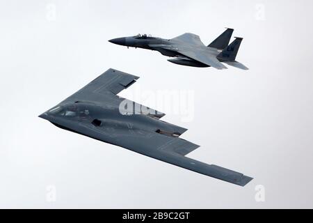 B-2A Spirit und F-15C Eagle der United States Air Force. Stockfoto