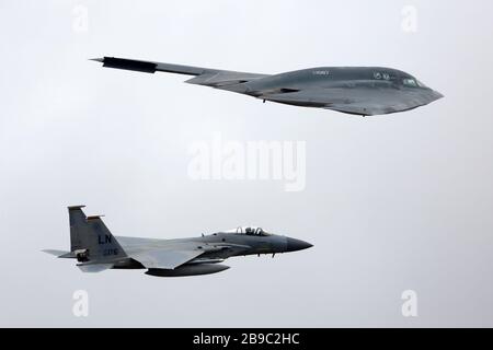 B-2A Spirit und F-15C Eagle der United States Air Force. Stockfoto