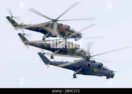 MIL Mi-24P greift Hubschrauber der russischen Luftwaffe, Torzhok, Russland an. Stockfoto