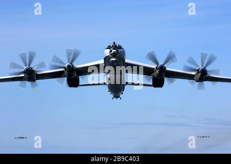 TU-142MZ Anti-U-Boot-Flugzeug der russischen Marine, das über den Golf von Finnland, Russland, fliegt. Stockfoto