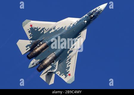 Su-57-Düsenjäger der russischen Luftwaffe gegen einen blauen Himmel. Stockfoto