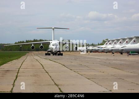 MILITÄRTANKER IL-78M der russischen Luftwaffe, die auf der Dyagilevo Air Base, Russland, lahmlegte. Stockfoto