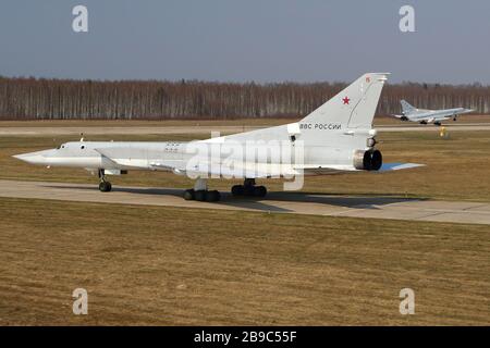 TU-22M3 strategische Bomber der russischen Luftstreitkräfte taxieren. Stockfoto