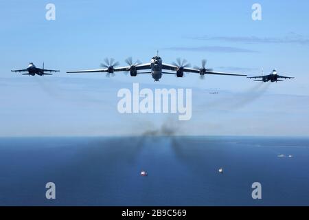 TU-142MZ-Flugzeug in Formation mit Su-33-Jets der russischen Marine über dem finnischen Meerbusen. Stockfoto