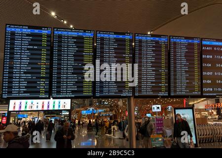Istanbul - Türkei März 2020: Zeittabelle für Abflüge, die fast den gesamten Flug wegen Coronavirus Kovid-19-Pandemie absagen. Stockfoto