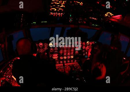 Cockpit eines IL-78-Militärtankers der russischen Luftwaffe während eines Nachtflugs. Stockfoto