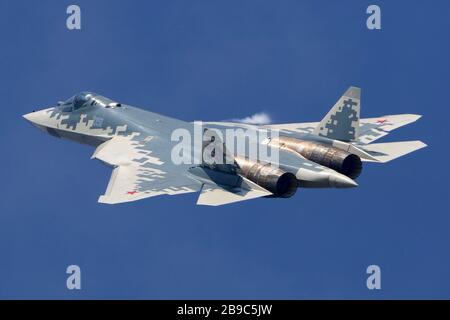 Su-57-Düsenjäger der russischen Luftwaffe gegen einen blauen Himmel. Stockfoto