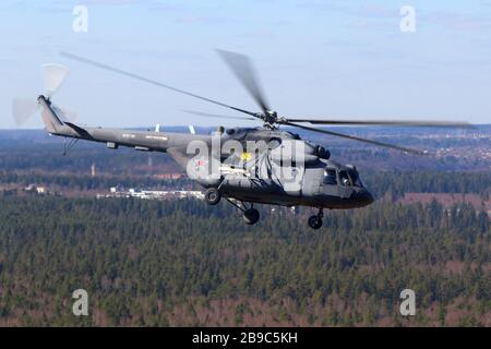 Militärtransporthubschrauber MIL Mi-8AMTSH der russischen Luftwaffe über Russland. Stockfoto