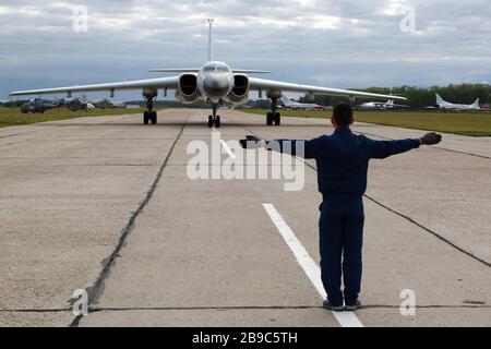 H-6K strategischer Bomber, der auf der Fluglinie der Dyagilevo Air Base, Russland, geführt wird. Stockfoto