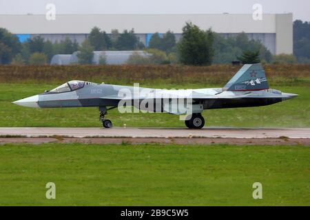 Su-57-Düsenjäger der russischen Luftwaffe taxiert auf der Landebahn. Stockfoto