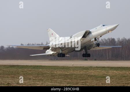 TU-22M3 strategischer Bomber der russischen Luftstreitkräfte an den Start. Stockfoto