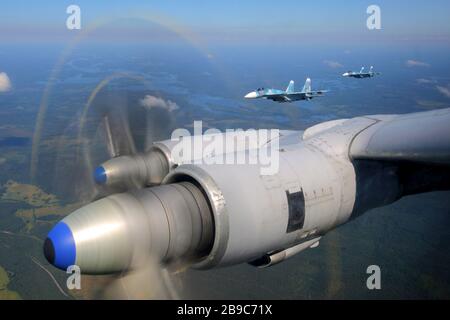 TU-142MZ-Flugzeug in Formation mit Su-33-Jet-Kämpfern der russischen Marine. Stockfoto