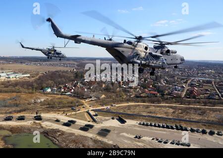 Militärtransporthubschrauber der russischen Luftwaffe MIL Mi-8AMTSH über Russland. Stockfoto