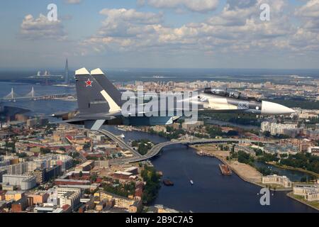 Su-30SM-Düsenjäger der russischen Marine fliegen über die Region Sankt Petersburg, Russland. Stockfoto