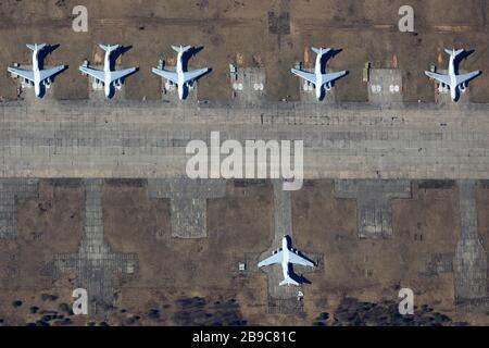 Luftbild der militärischen Transportflugzeuge IL-76MD der russischen Luftwaffe. Stockfoto