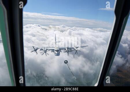 TU-95MS strategischer Bomber der russischen Luftwaffe imitiert Luftbetankung über Russland. Stockfoto