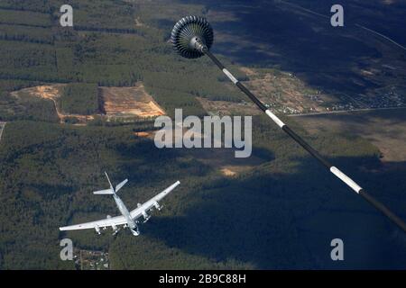 TU-95MS strategischer Bomber der russischen Luftwaffe imitiert Luftbetankung über Russland. Stockfoto