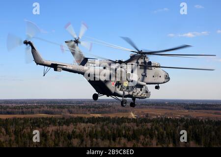 Militärtransporthubschrauber der russischen Luftwaffe MIL Mi-8AMTSH über Russland. Stockfoto