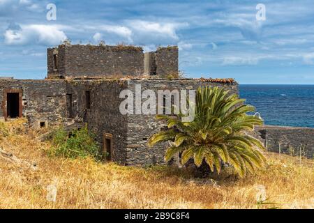 Die Ruine eines ausgebrannten Gebäudes auf der Insel Madeira Stockfoto