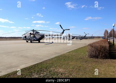 Militärtransporthubschrauber MIL Mi-8AMTSH der russischen Luftwaffe. Stockfoto