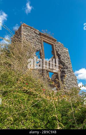 Die Ruine eines ausgebrannten Gebäudes auf der Insel Madeira Stockfoto