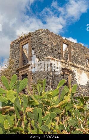 Die Ruine eines ausgebrannten Gebäudes auf der Insel Madeira Stockfoto