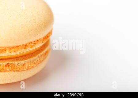 Gelbe Makkaroni Plätzchen auf weißem Hintergrund, isoliert. Stockfoto