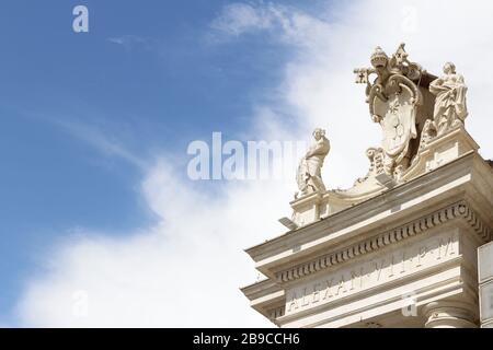 St. Agnes und St. Katharina auf den Kolonnaden des Petersplatzes mit blauem Himmel und Wolken im Vatikan, Rom, Italien Stockfoto