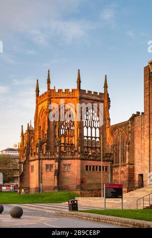 Alte Kathedrale von Coventry bei Sonnenaufgang im Frühjahr. Coventry, West Midlands, England Stockfoto