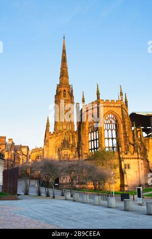 Alte Kathedrale von Coventry bei Sonnenaufgang im Frühjahr. Coventry, West Midlands, England Stockfoto