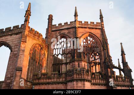 Alte Kathedrale von Coventry bei Sonnenaufgang im Frühjahr. Coventry, West Midlands, England Stockfoto