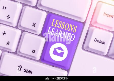 Schreiben Hinweis Übersicht Lektionen gelernt. Business Konzept für das Wissen oder Verständnis von Erfahrungen Stockfoto