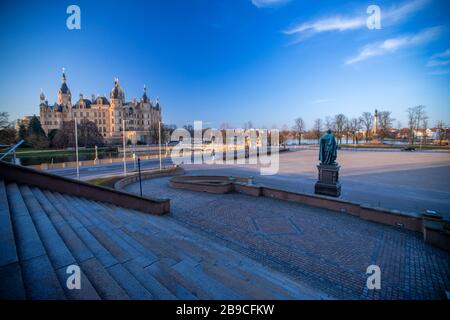 Schwerin, Deutschland. März 2020. Der alte Garten vor dem Schweriner Schloss im Zentrum der Landeshauptstadt ist menschenleer. Das öffentliche Leben in Mecklenburg-Vorpommern ist im Zusammenhang mit Schutzmaßnahmen gegen die Ausbreitung des Coronavirus weiter eingeschränkt. Kredit: Jens Büttner / dpa-Zentralbild / dpa / Alamy Live News Stockfoto