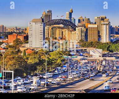 Starker Verkehr in der Stadt Sydney auf der Warringah Freeway durch North Sydney in Richtung Sydney Harbour Bridge. Stockfoto