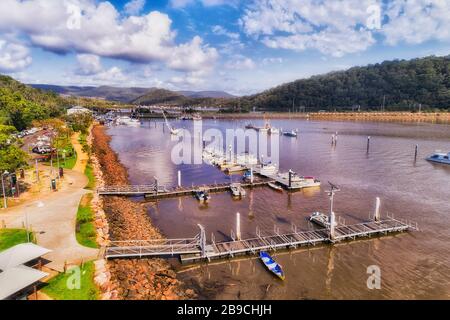 Kleines Fischerdorf mit Flusshafen und schwimmenden Bootsstegen mit Fährhafen. Brooklyn Dorf am Hakewsbury Fluss am lokalen Yachthafen. Stockfoto