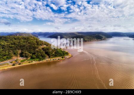 Der Fluss Hawkesbury fließt zum Pazifischen Ozean im Großraum Sydney, der über eine Eisenbahnbrücke von Long Island zur Zentralküste verbunden ist. Luftansicht auf einem s Stockfoto