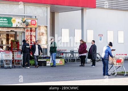 Berlin, Deutschland. März 2020. Die Kunden stehen am 23. März 2020 in einem Supermarkt in Berlin, der Hauptstadt Deutschlands, in der Schlange. Die Bundesregierung habe das "größte Hilfspaket" in der Geschichte des Landes zur Bekämpfung des Coronavirus genehmigt, teilte das Finanzministerium (BMF) am Montag mit. Kredit: Binh Truong/Xinhua/Alamy Live News Stockfoto