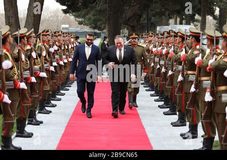 (200324) -- KABUL, 24. März 2020 (Xinhua) -- US-Außenminister Mike Pompeo (R Front) und der afghanische Nationale Sicherheitsberater Hamdullah Mohib kommen am 23. März 2020 im Präsidentenpalast in Kabul, der Hauptstadt Afghanistans, an. US-Außenminister Mike Pompeo stattete Afghanistan am Montag einen unangekündigten Besuch ab und führte Gespräche mit dem afghanischen Präsidenten Mohammad Ashraf Ghani, sagte eine Erklärung des Präsidentenpalastes, die hier veröffentlicht wurde. (Afghanischer Präsidentenpalast/Handout über Xinhua) Stockfoto