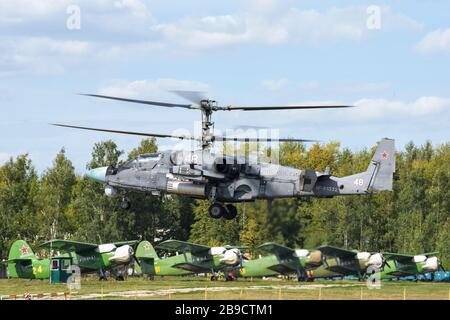 Die russischen Luft- und Raumfahrtkräfte Ka-52 greifen Hubschrauber im Flug an. Stockfoto