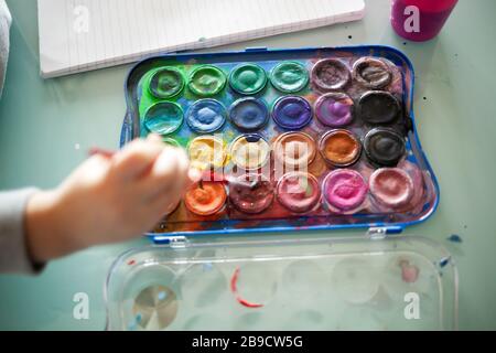 Hände von kleinen Mädchen malen mit Aquarellen zu Hause. Lernen, Bildung, glückliches Konzept für die Kindheit. Fernunterricht während der Quarantänezeit aufgrund des Coronavirus covid19. Stockfoto