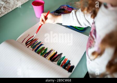 Hände von kleinen Mädchen malen mit Aquarellen zu Hause. Lernen, Bildung, glückliches Konzept für die Kindheit. Fernunterricht während der Quarantänezeit aufgrund des Coronavirus covid19. Stockfoto