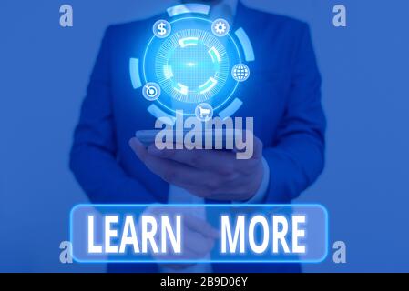 Hinweis zum Schreiben mit weiteren Informationen. Geschäftskonzept, um Kenntnisse oder Fertigkeiten in neuen Fächern oder Aktivitäten zu erhalten Stockfoto