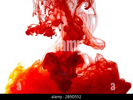 Lebensmittelfarbe in Wasser, Farbtiefe in Wasser, Aquarell oder Tinte in Wasser. Abstrakter Hintergrund. Isoliert. Kollektion. Rote Farbe. Blutfarbe Stockfoto