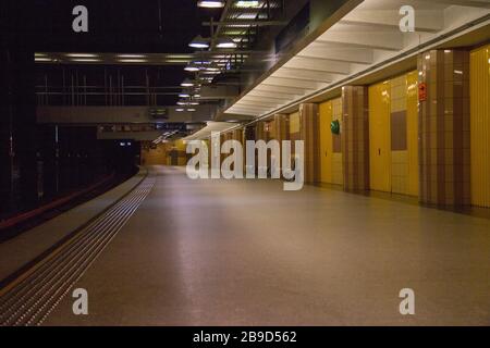 Leere zentrale U-Bahnstation in Warschau, Polen während der Coronavirus-Sperre Stockfoto