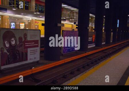 Leere zentrale U-Bahnstation in Warschau, Polen während der Coronavirus-Sperre Stockfoto