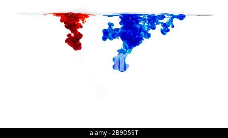 Lebensmittelfarbe in Wasser, Farbtiefe in Wasser, Aquarell oder Tinte in Wasser. Abstrakter Hintergrund. Isoliert. Kollektion: Rot und blau Stockfoto