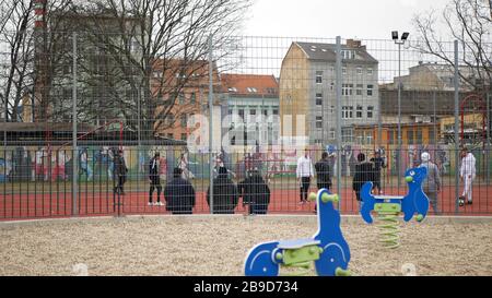 Ghetto arm in Brünn, Fußballspieler Feldsportplatz, Bratislava Straßenleben Menschen Männer Jungen mit Zigeunerbewohnern im Innenhof, begrenzt Stockfoto