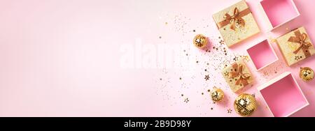 Geschenkbox, glänzende goldene Disco-Bälle, funkelnder Goldglitter auf pinkfarbenem Hintergrund. Neujahrssitzel, Sternenglitzern. Neujahr, Weihnachten, Valentinstag Con Stockfoto